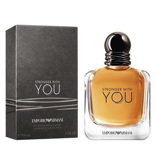 Flacone e scatola del profumo Emporio Armani Stronger With You, liquido ambrato, dettagli neri, scatola grigia testurizzata.