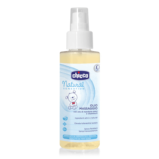 Flacone di olio da massaggio Chicco Natural Sensation per neonati. Flacone bianco, dettagli blu, liquido giallo chiaro.
