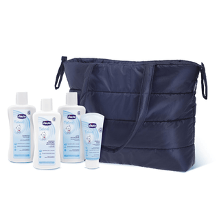 Una borsa per pannolini blu navy con prodotti per l'igiene del bambino: shampoo, lozione e crema.