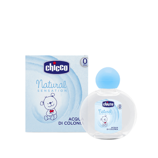 Profumo per neonati Chicco Natural Sensation, flacone e scatola, blu e bianco con orsetto.