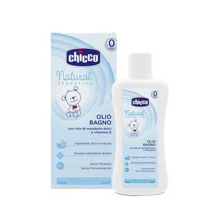 Olio da bagno per neonati Chicco Natural Sensation in scatola e flacone blu e bianchi.