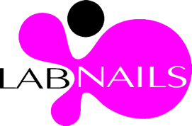 Logo per LAB NAILS, testo nero e una macchia rosa con un cerchio nero in alto.