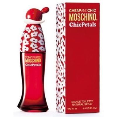 Flacone e scatola di profumo Moschino Chic Petals rossi, motivo floreale, bianco e rosso.