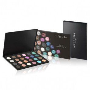 Palette di ombretti con più colori e confezione nera, apribile e richiudibile.
