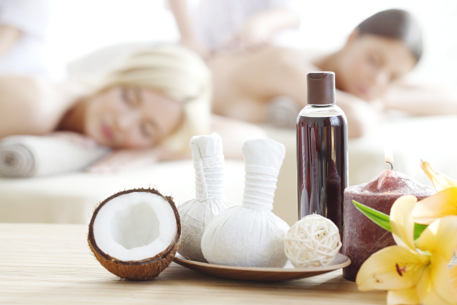 Ein paar Frauen bekommen in einem Spa eine Massage.