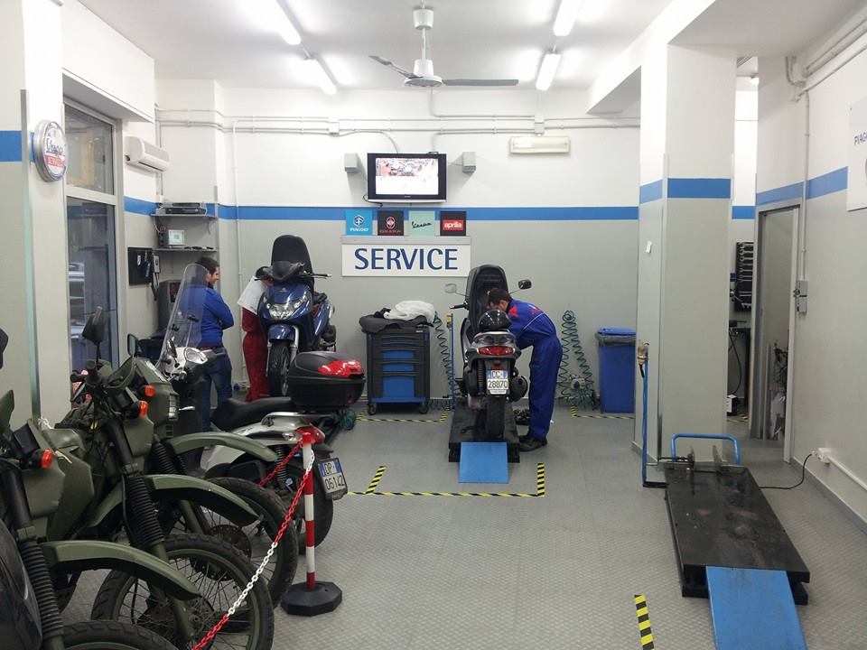 interno dell'officina ufficiale piaggio prime
