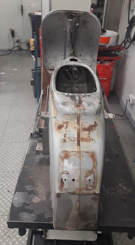 telaio vespa arrugginito da restaurare