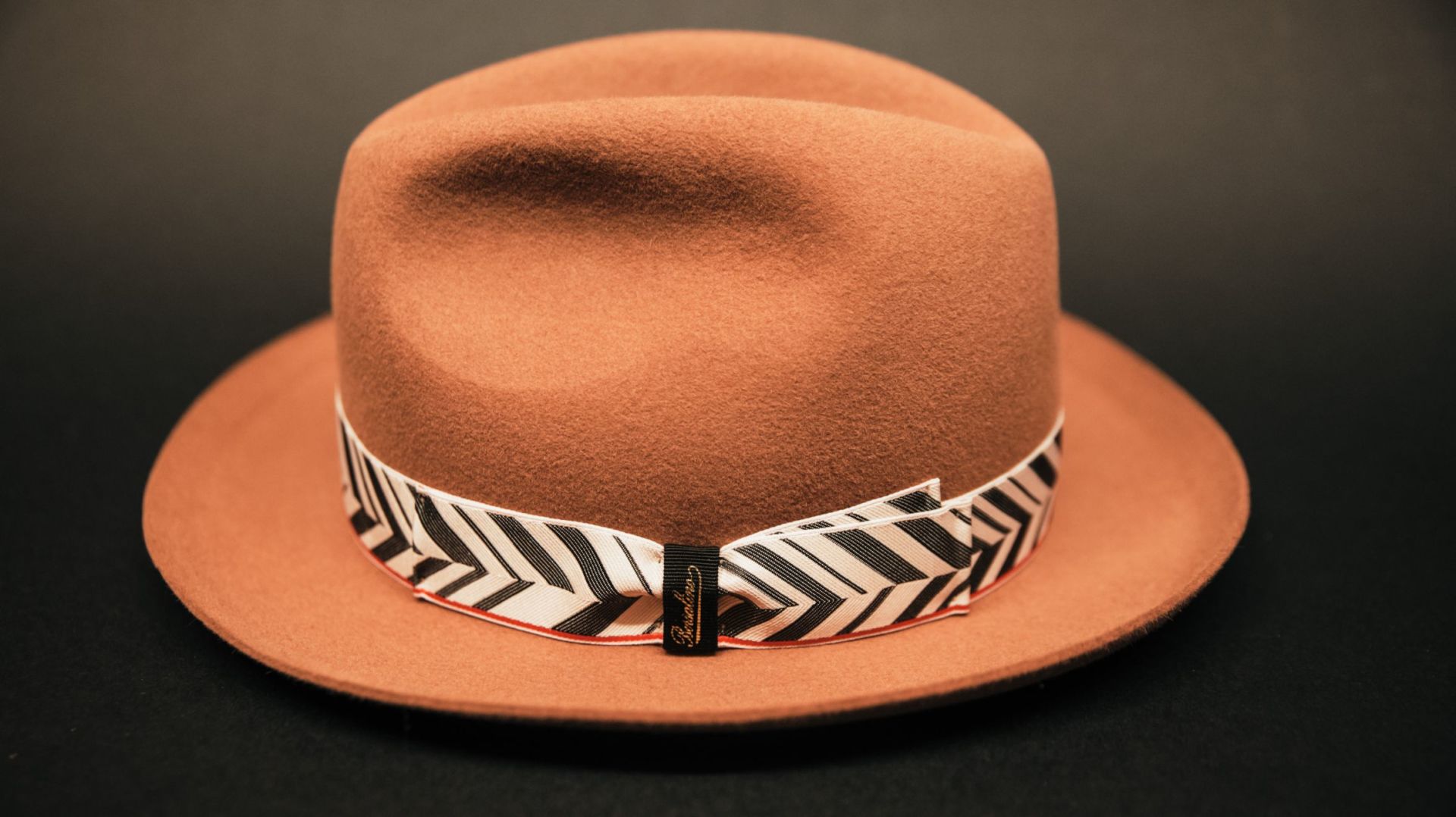 cappello invernale beige con fascia