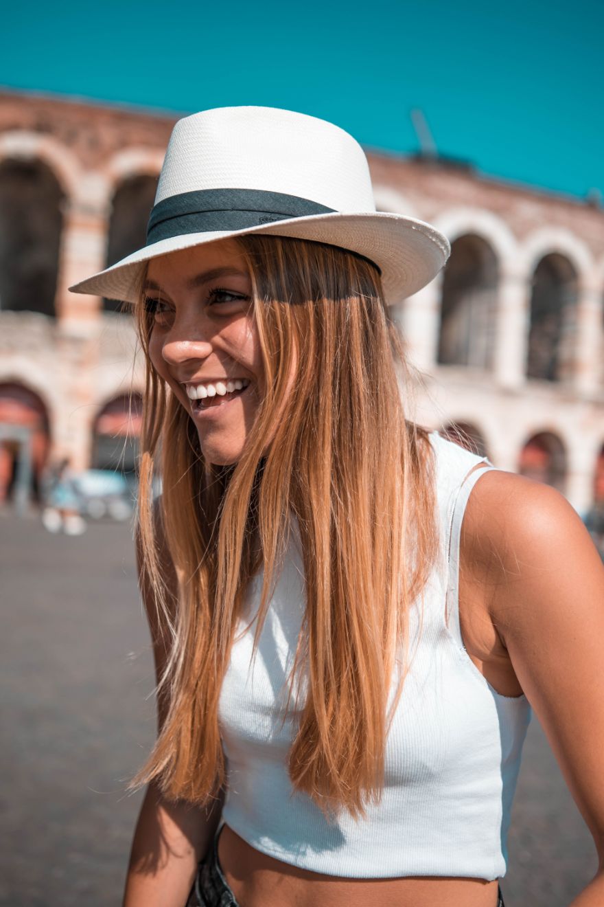 cappello estivo bianco con fascia da donna