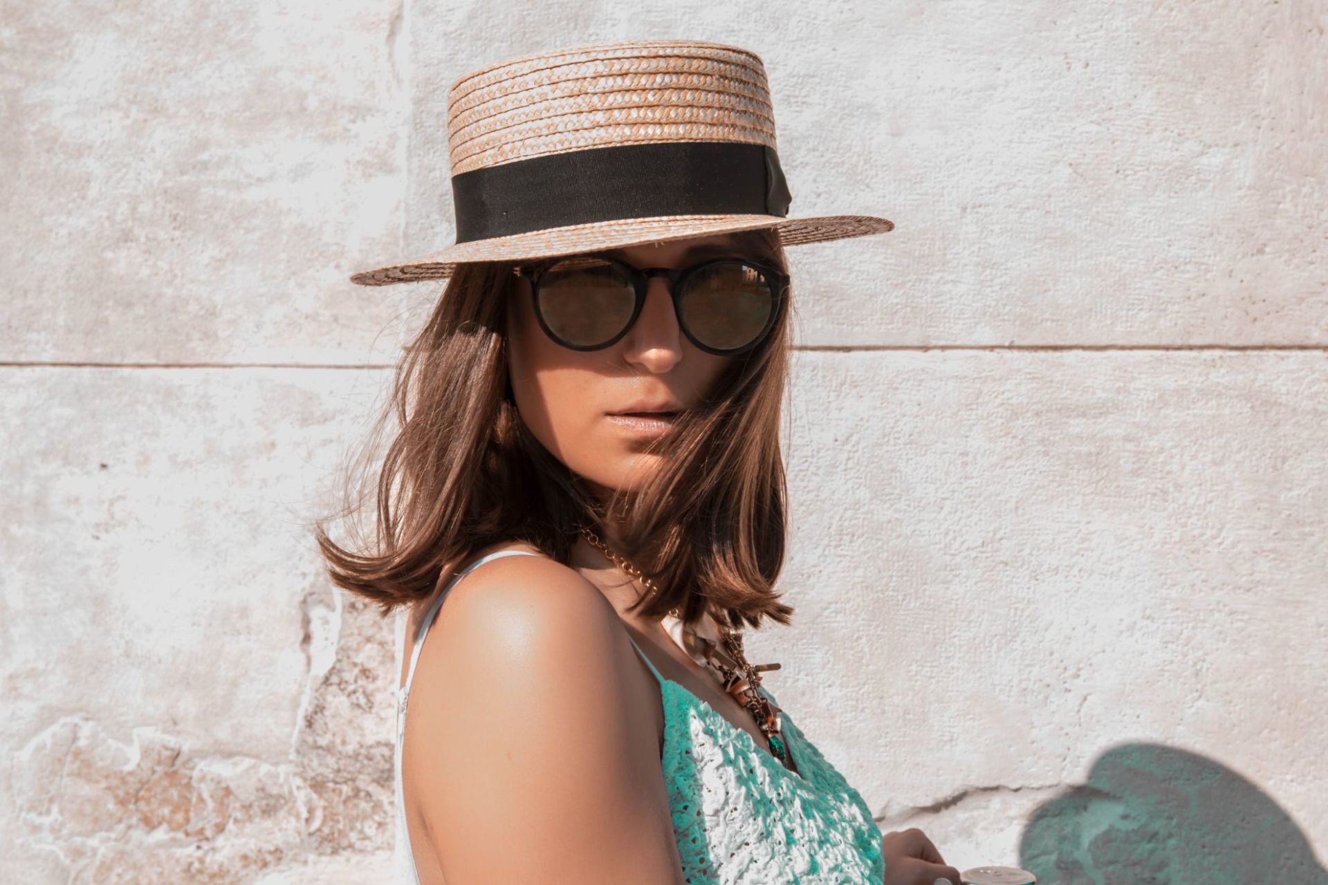 cappello estivo da donna con fascia marrone