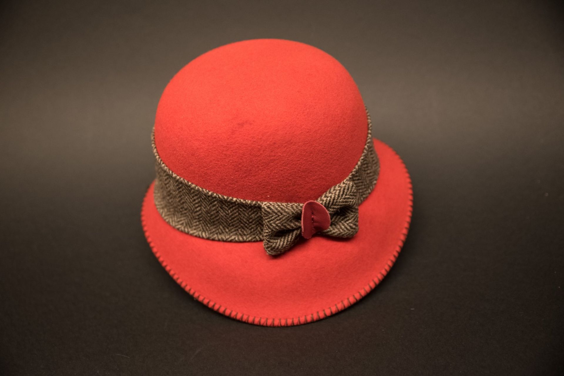 cappello da donna lana rosso con fascia