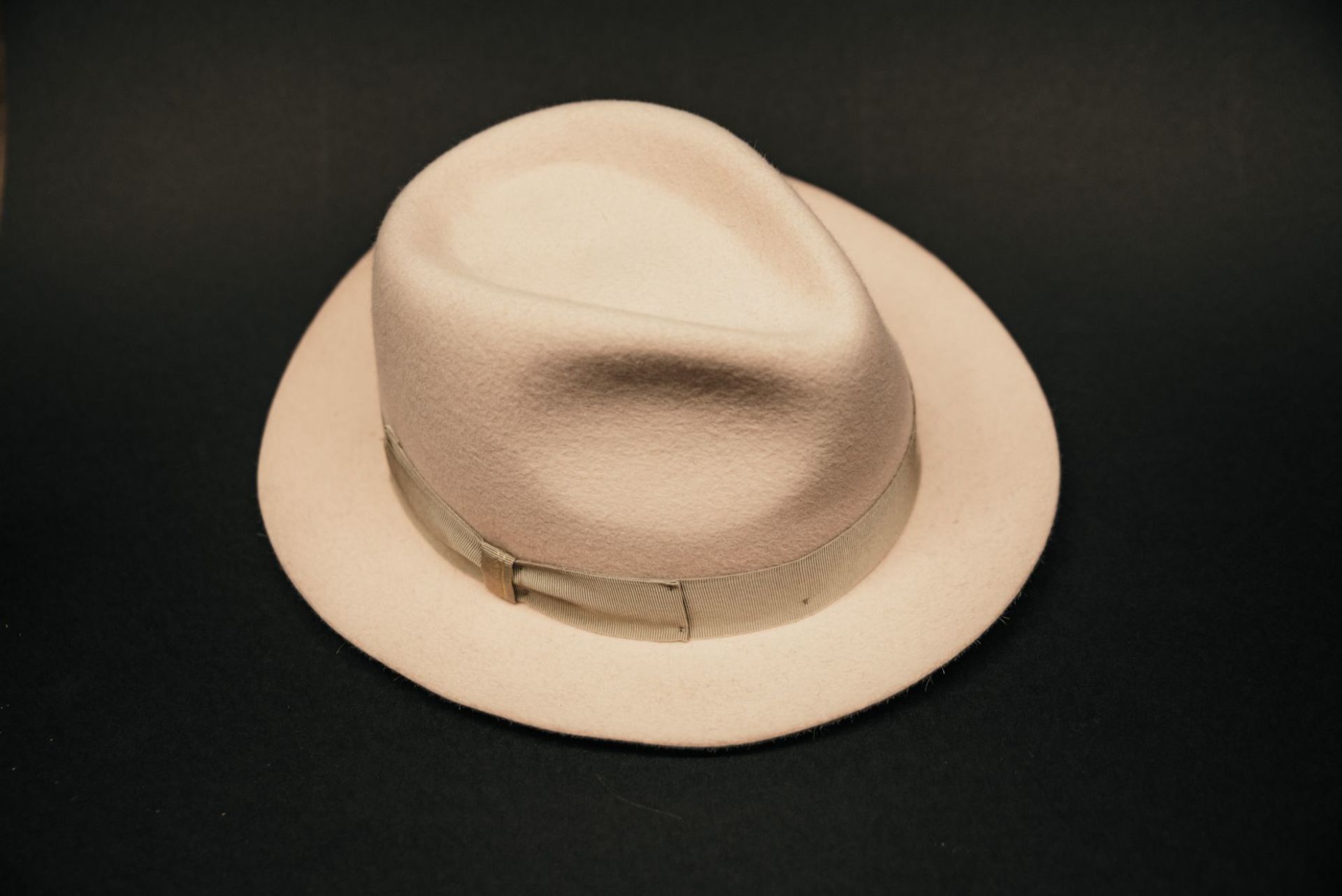 cappello da donna beige invernale