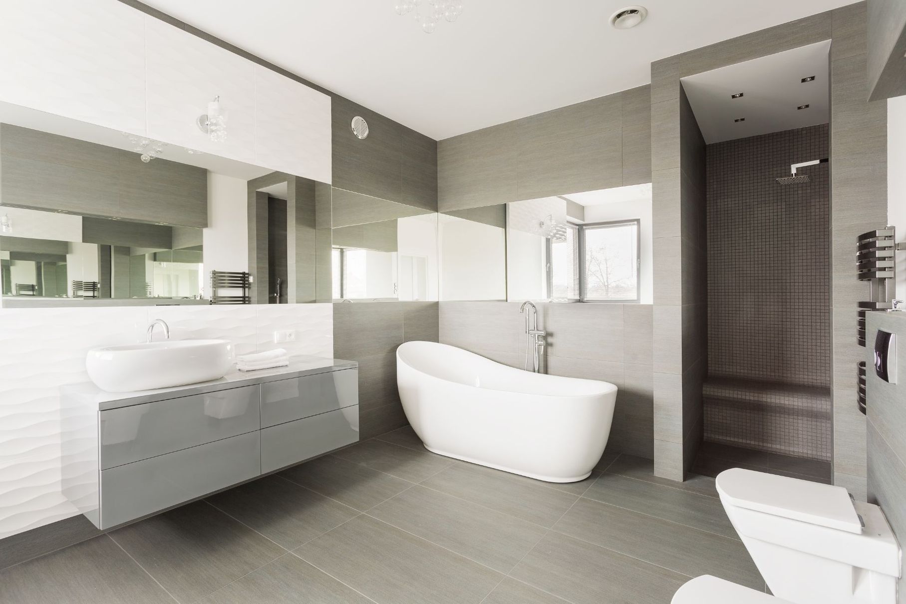 bagno con rivestimenti in grès color grigio chiaro