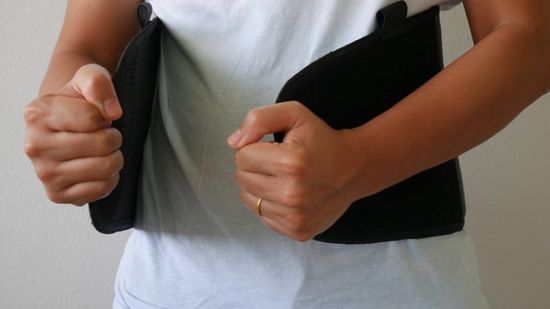 ragazza con corsetto ortopedico