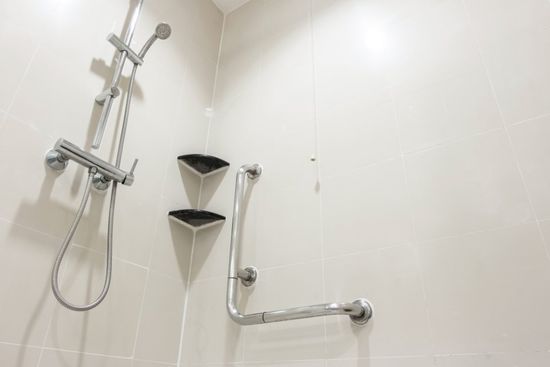 doccia con sostegni per disabili