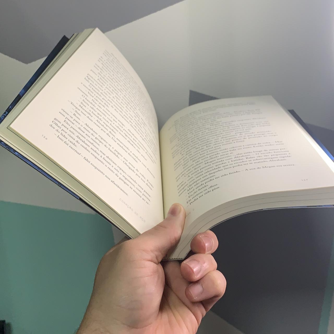foto-modo-de-segurar-livro