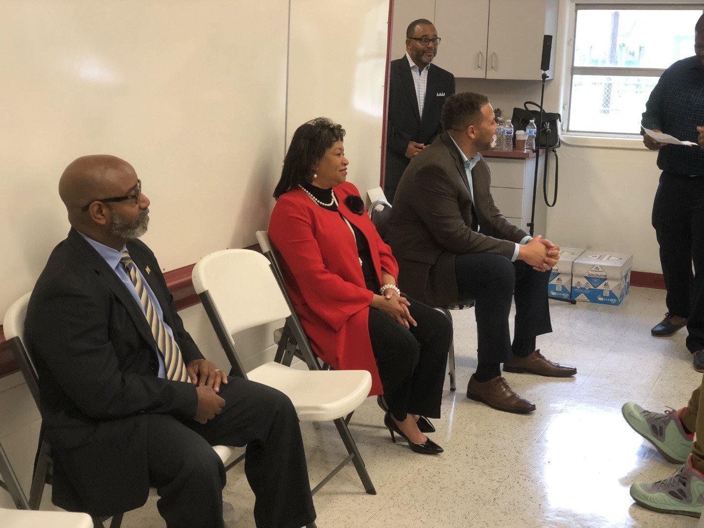 A group of people are sitting in chairs in a room.