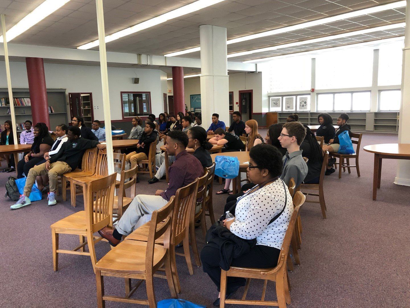 A group of people are sitting in chairs in a room.