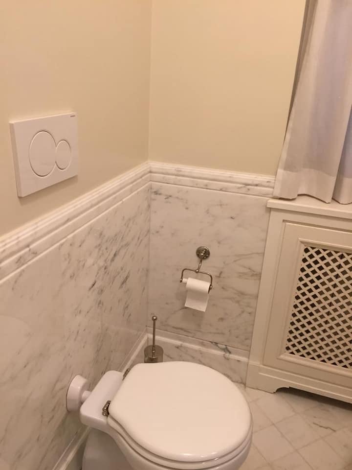 Complementi d'arredo per bagno in marmo.