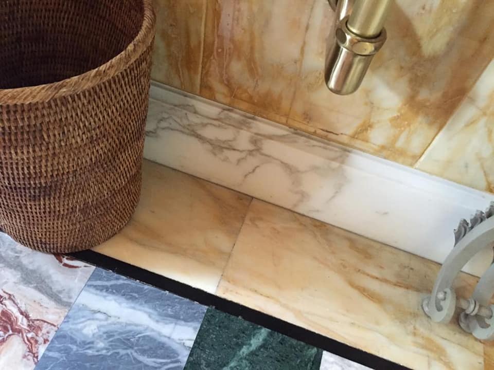 Arredo su misura in marmo per bagni