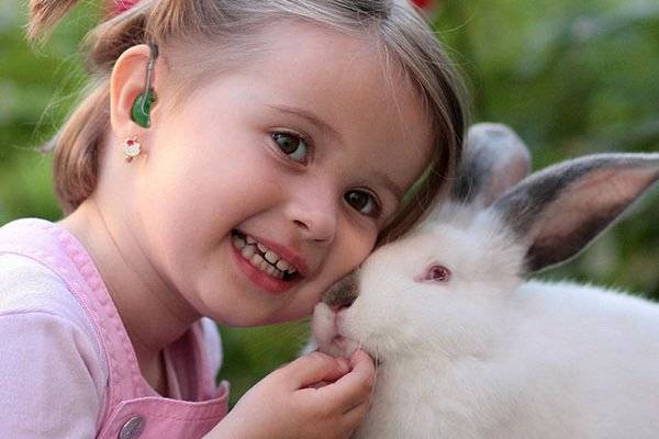 bambina e coniglio