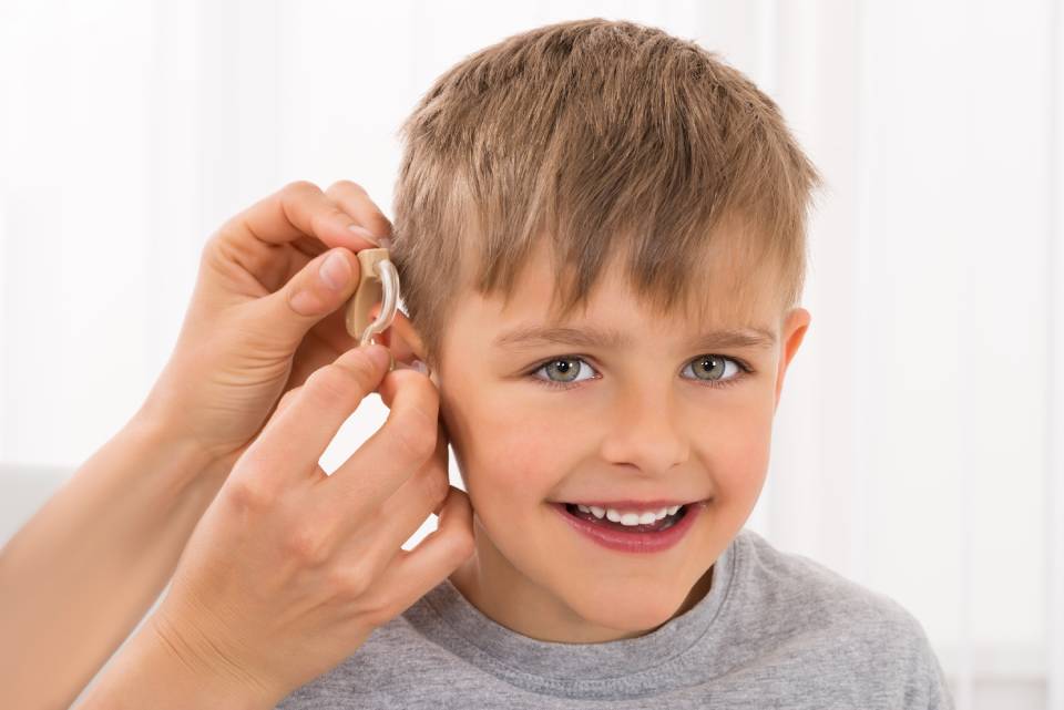 bambino e protesi acustica