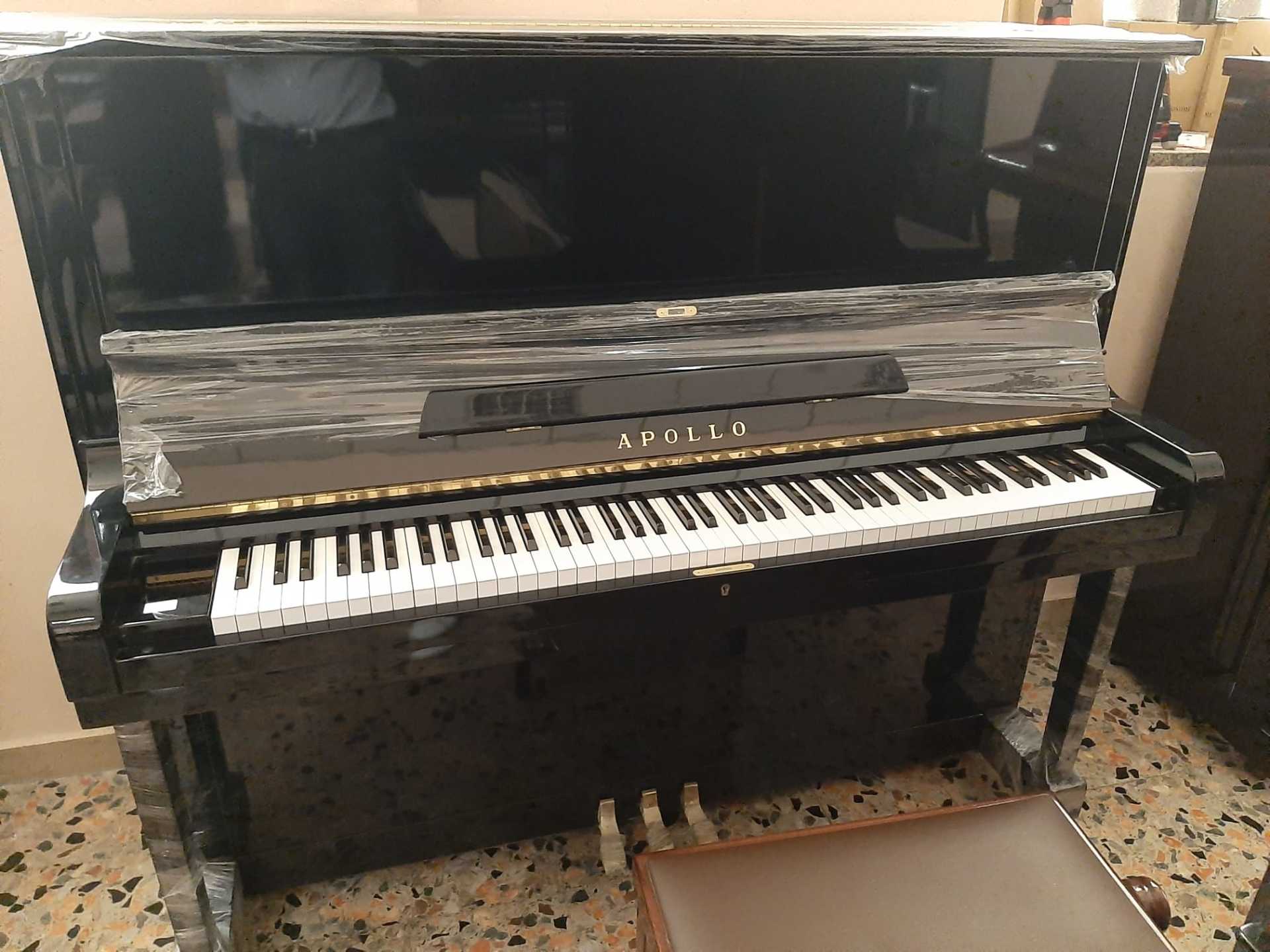 Un pianoforte con la parola amelia sopra