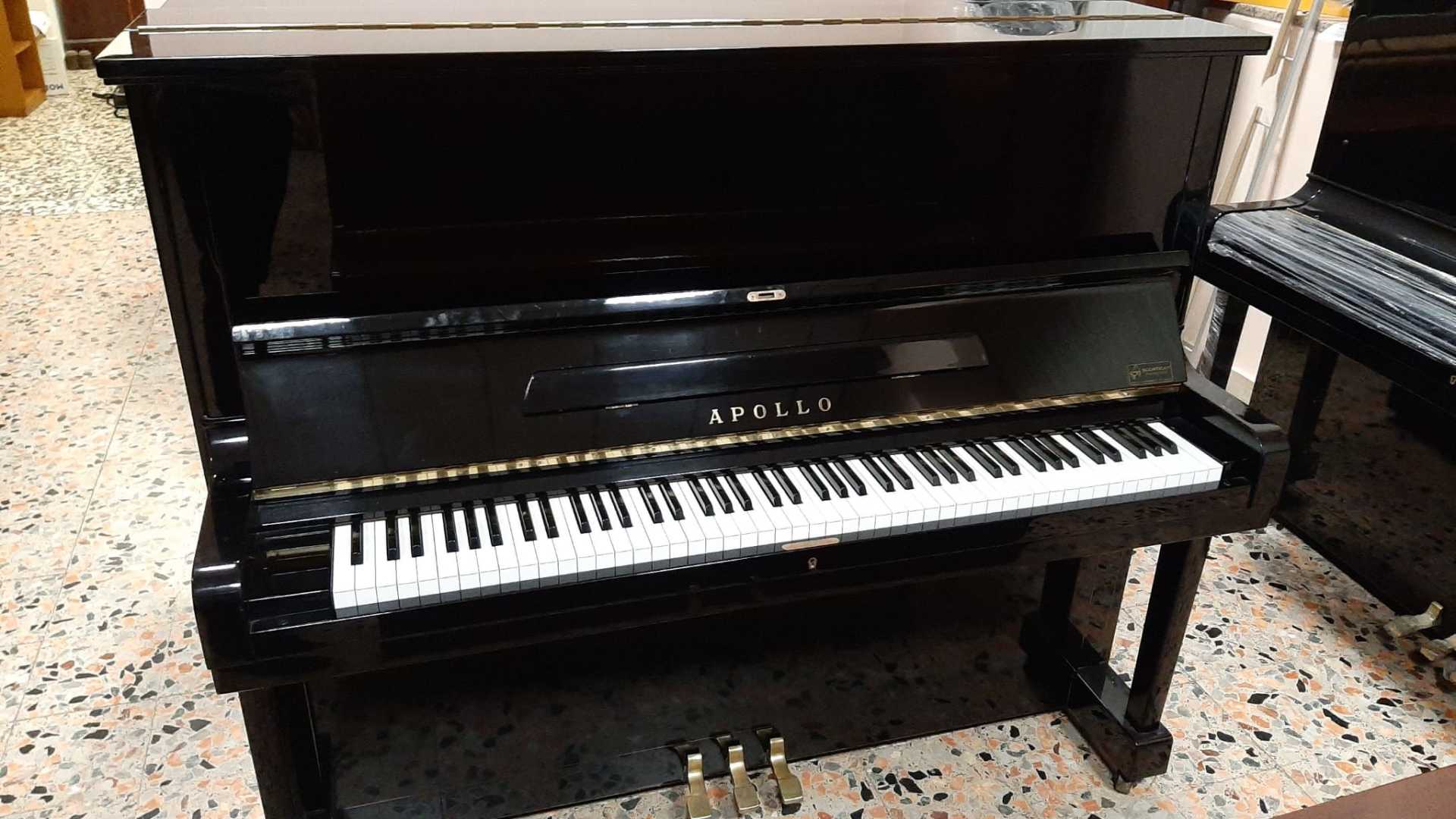 Un pianoforte nero con tasti bianchi è appoggiato su un pavimento piastrellato