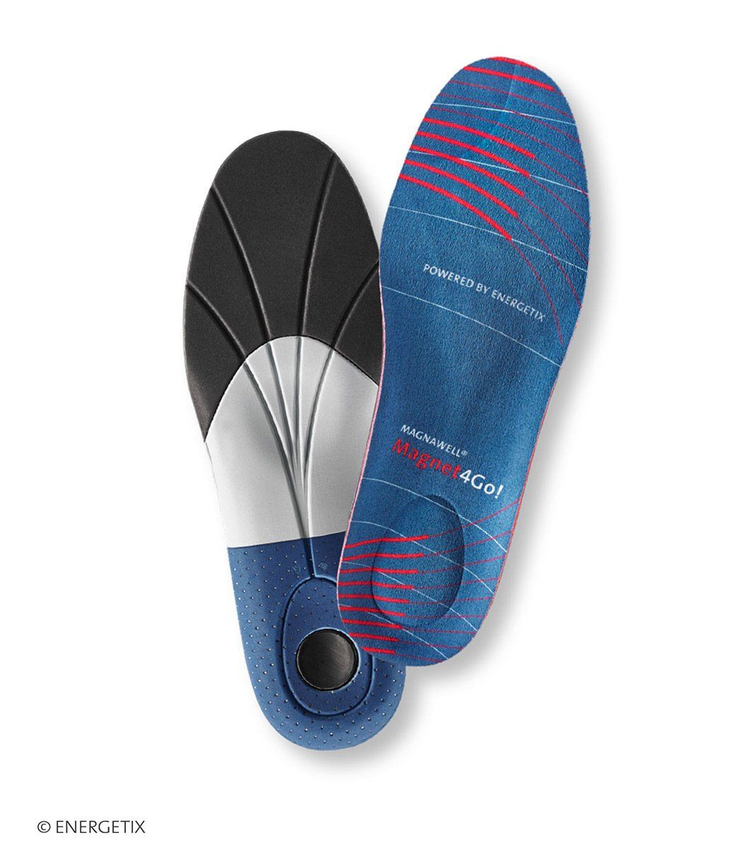 Een paar blauw-zwarte inlegzolen met rode accenten, die elkaar overlappen op een witte achtergrond.