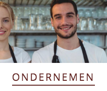 Twee lachende mensen met schorten aan staan ​​voor schappen, met daaronder het woord 