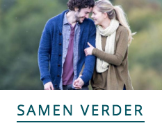 Een stel loopt arm in arm in een onscherpe buitenomgeving. De tekst eronder luidt: 