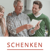 Drie mensen staan ​​samen binnen en glimlachen terwijl ze een document bekijken. Onder de afbeelding staat de tekst 