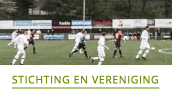 Voetballers in witte en rode tenues spelen een wedstrijd op een grasveld, met daaronder de tekst 