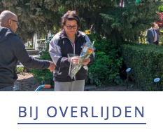Twee mensen staan ​​buiten, te midden van groen. Een van hen houdt een boeket bloemen vast, met daaronder de tekst 