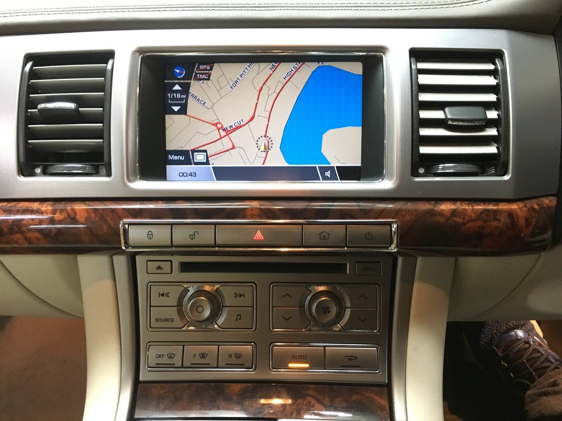 Jaguar XF FoMoCo 7G9N-18C815-TA Denso Navigation Alpine 8X23-10E889-AD Display