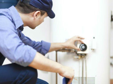 personale che fa manutenzione di una caldaia