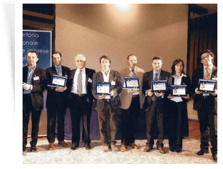 persone con attestati in mano