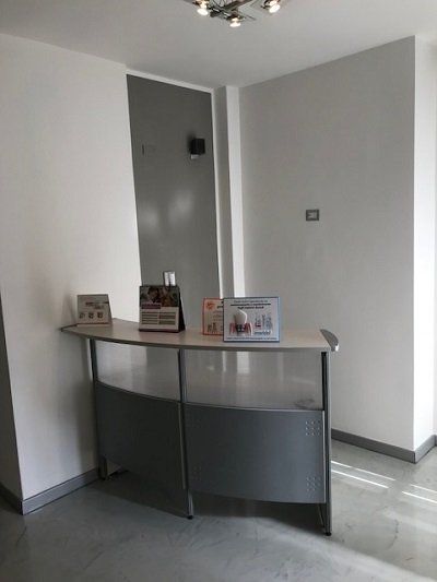 scrivania dello studio odontoiatrico con opuscoli informativi sulle cure dentali