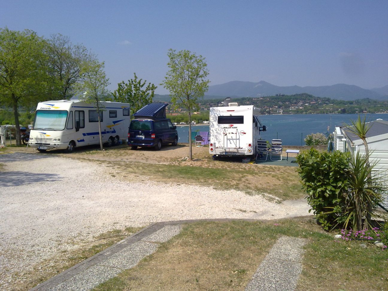 caravan parcheggiato in campeggio