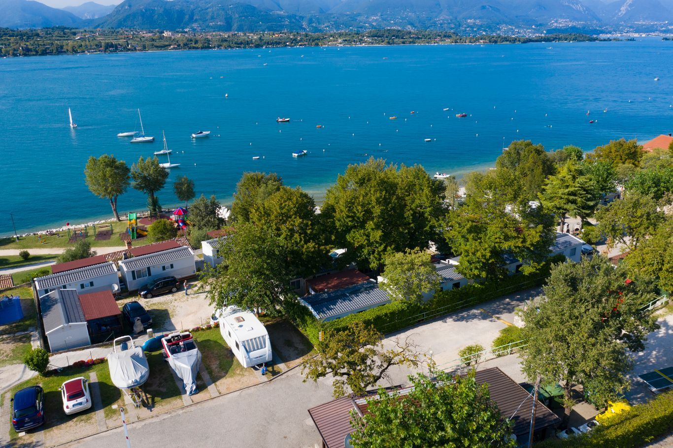 vista dall'altro del lago