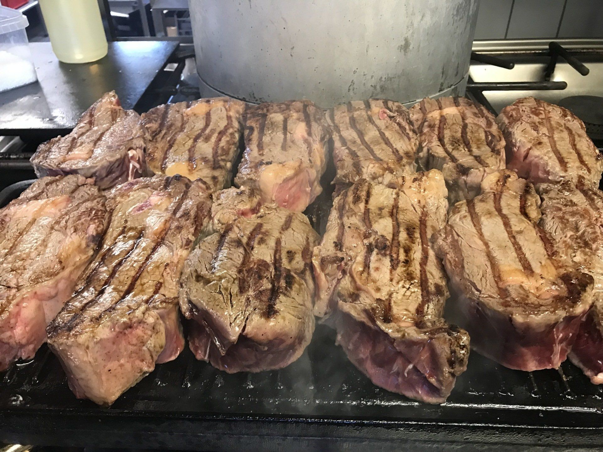 masser af steaks madlavning på én gang