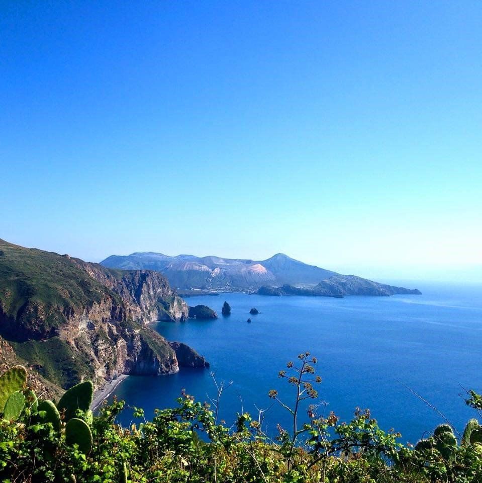 Una vista di un grande specchio d'acqua con le montagne sullo sfondo
