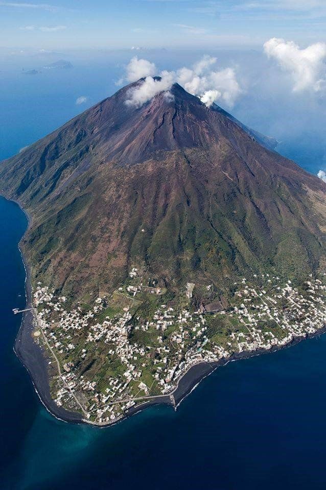 Una vista aerea di un vulcano in mezzo all'oceano