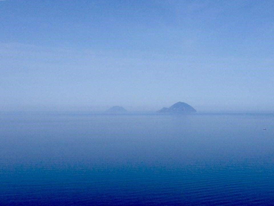 Ci sono due isole in mezzo all'oceano nella nebbia.