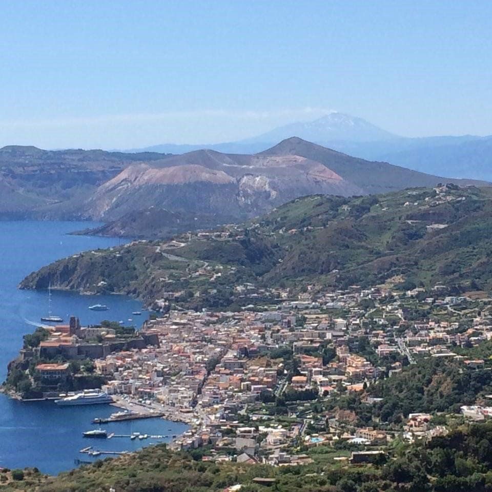 Una vista aerea di una città circondata da acqua e montagne