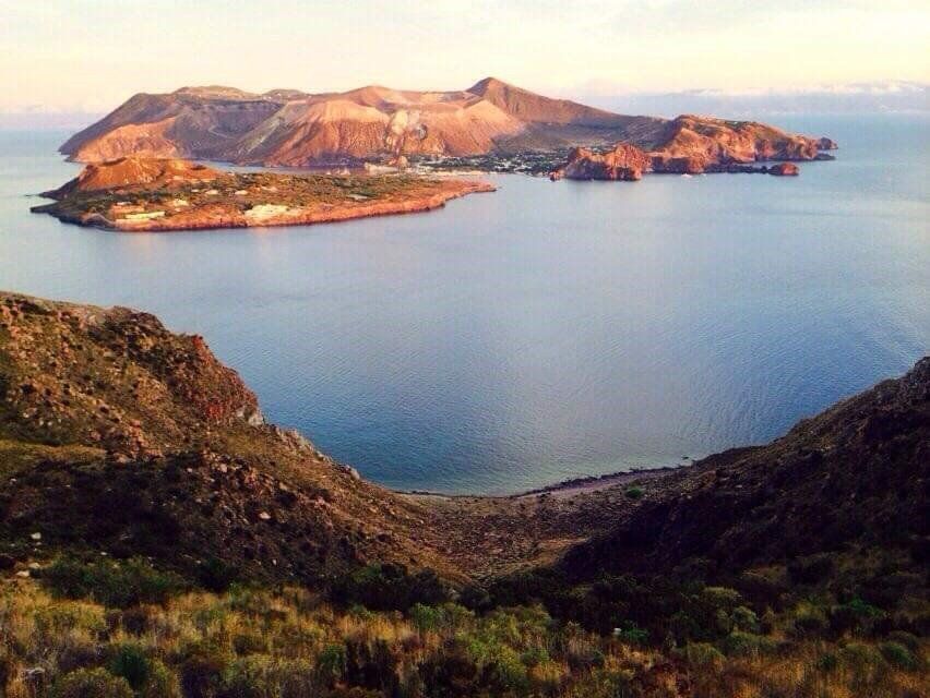 Una piccola isola in mezzo a un grande specchio d'acqua
