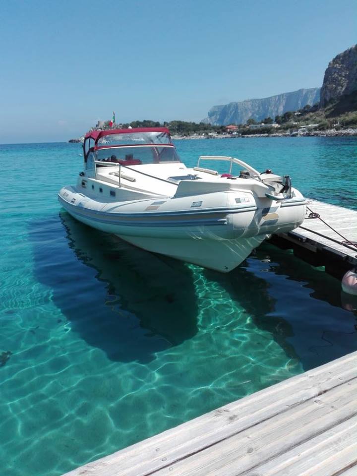 Una barca è attraccata a un molo nell'oceano.