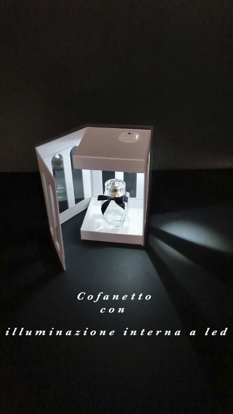 Cofanetto rivestito a mano illuminato internamente a led
