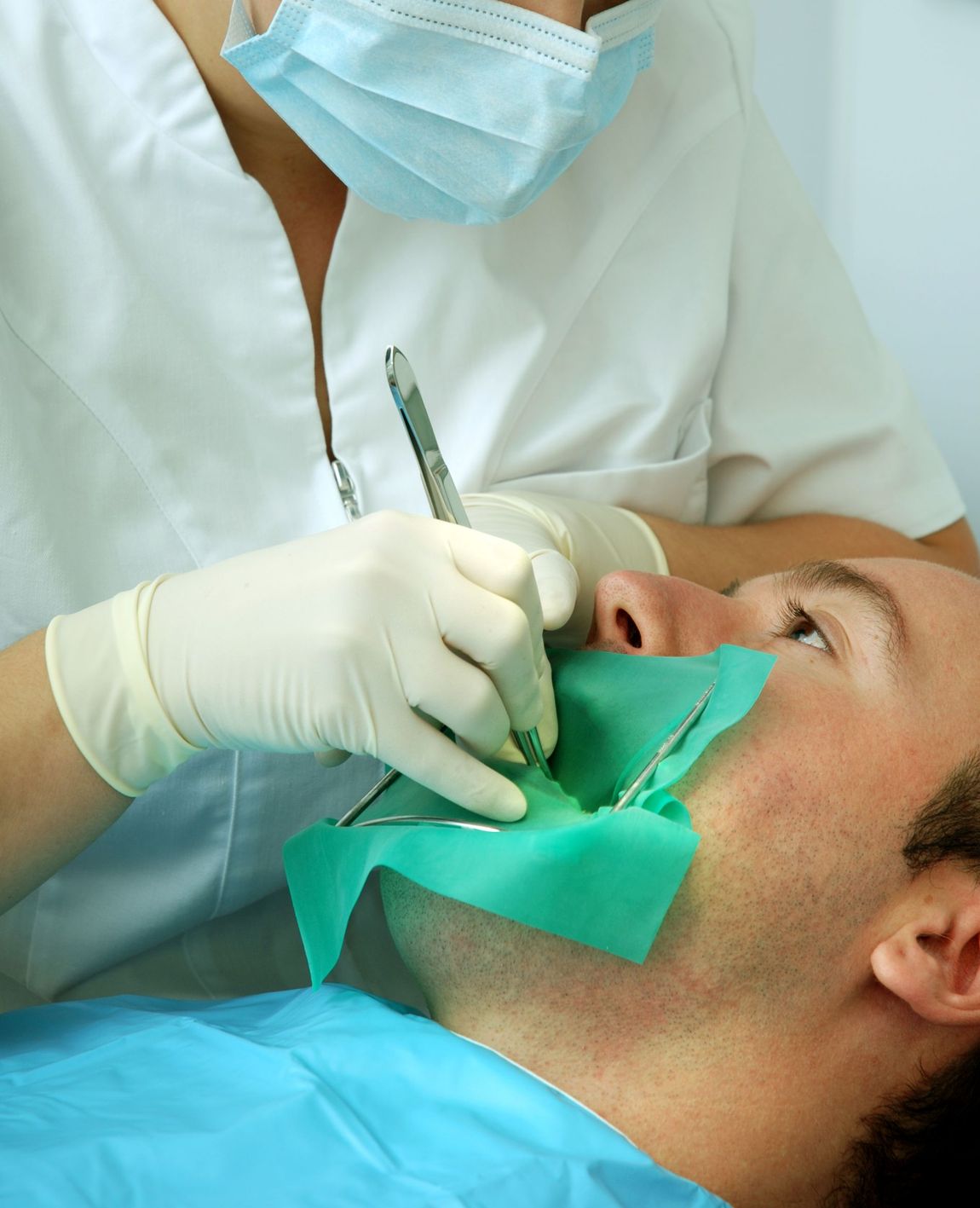 Seduta dentistica per la cura della carie