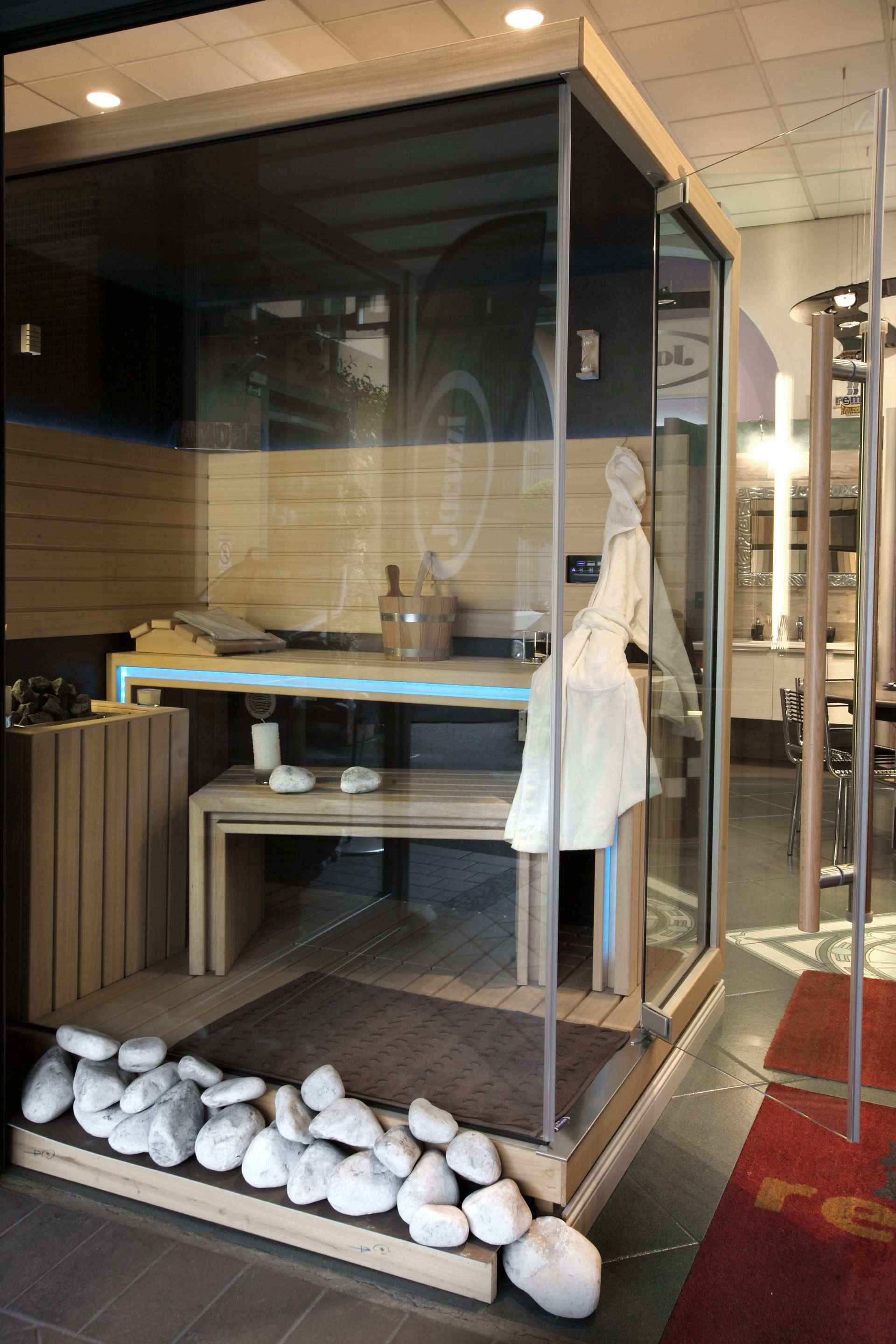 Bagno con parete in vetro.